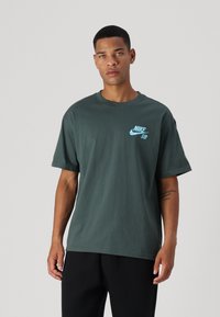 Nike SB TEE SPIDER - Apdrukāts T-krekls - vintage green