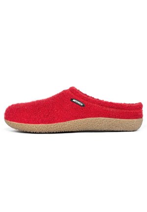 Zapatilla interior de lana roja con suela texturizada beige y pequeño tag de tela de marca en el lateral.