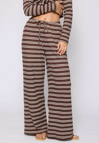 Pantalones de raya marrón y crema de pierna ancha en una tela suave, con una cinturilla elástica y cordón ajustable para un ajuste relajado.