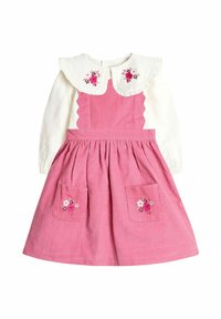 Rochie din catifea roz cu manșoni lungi albi și guler zimțat. Prezintă broderie florală și două buzunare frontale. Textură netedă.