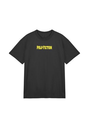 Zwarte koker t-shirt met korte mouwen en een ronde hals, met in het midden op de borst de tekst "PULP FICTION." in geel tegen een witte achtergrond.