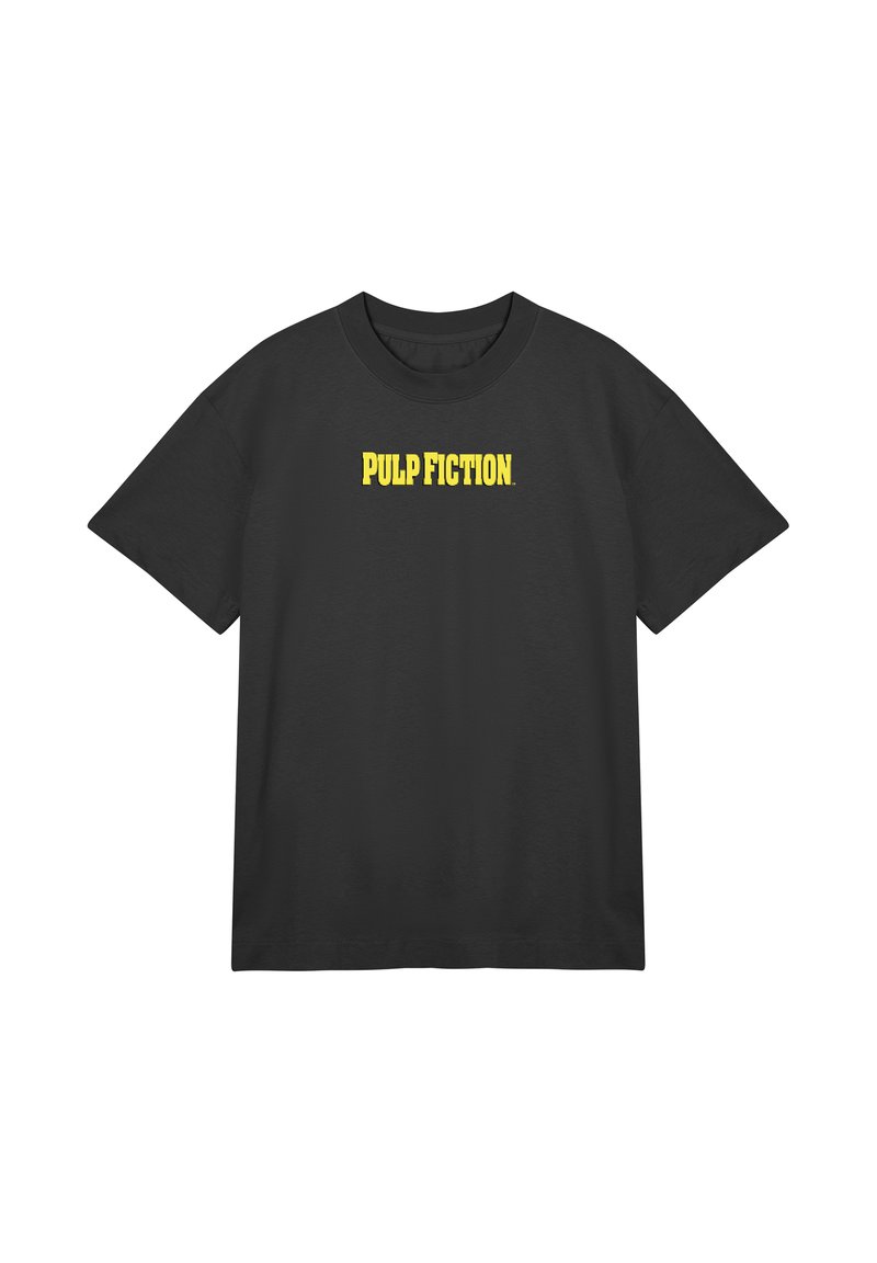 Sort kortærmet t-shirt med rund hals og gul tekst "PULP FICTION." centreret på brystet mod en hvid baggrund.