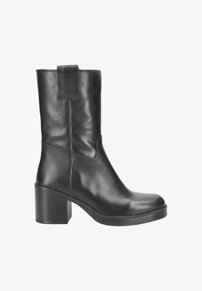 Bottine en cuir noir avec un bout rond, un petit talon carré et une languette; texture lisse avec de subtils détails de couture.