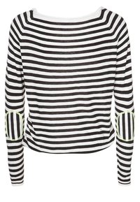 Haut à rayures horizontales noir et blanc à manches longues avec un col rond et des patchs de coude cousus en néon vert sur les deux manches.