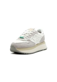 Sneaker grigia e bianca con tomaia in suede e tessuto, dettagli testurizzati, lacci rotondi e una suola spessa beige con un motivo a tasselli.