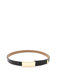 Sort læderbælte med krokodillestruktur og en rektangulær guldspænde, der er gravert med "Michael Kors" på en hvid baggrund.
