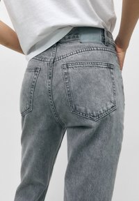 PULL&BEAR Vaqueros tapered - grey