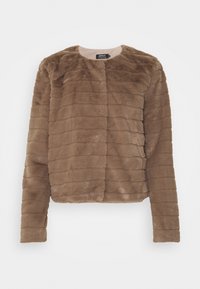Bruine faux fur jas met een cropped ontwerp, voorzien van horizontale strepen, lange mouwen en een ronde halslijn. Zacht, textuurrijk materiaal.
