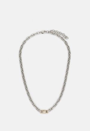 Colar de corrente prateada com elos entrelaçados e um destaque central em ouro. Apresenta uma textura lisa e um fecho seguro.