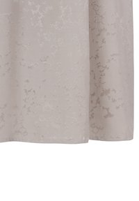 Tessuto beige chiaro con un motivo testurizzato che presenta sottili accenti argentati. La superficie appare liscia con un leggero lucido.