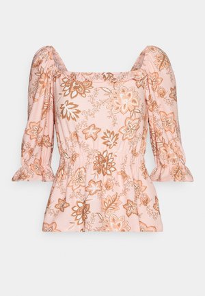 Różowa bluzka z brązowymi i beżowymi kwiatowymi wzorami, kwadratowym dekoltem, bufkami na rękawach 3/4 oraz elastycznym detalem w talii.
