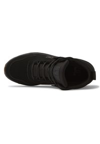 Zapatilla deportiva negra con parte superior de textil suave, diseño de cordones, cuello acolchado y suela de goma reforzada. Cuenta con un logotipo en el costado.