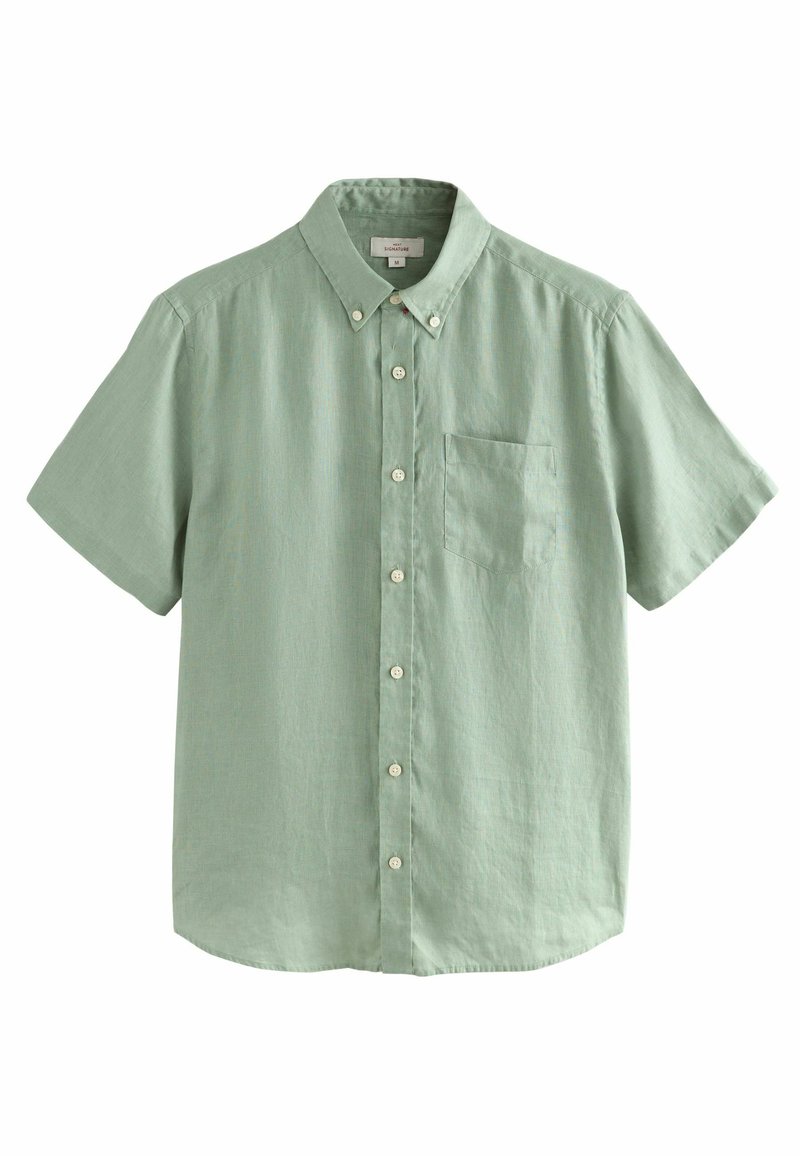 Camisa de manga corta con botones, en lino verde claro, que cuenta con un bolsillo en el pecho y un cuello clásico con botones blancos.