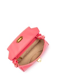 Borsa a tracolla in pelle rosa con chiusura a patta, hardware dorato e foderatura interna morbida. Presenta una tasca con zip e una forma strutturata.
