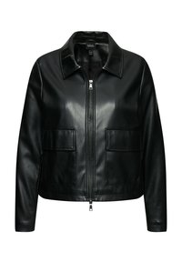 Musta nahkatakki, jossa on kauluspanta, etuvetskari ja kaksi suurta läppätaskua. Liukas pinta ja klassinen siluetti.