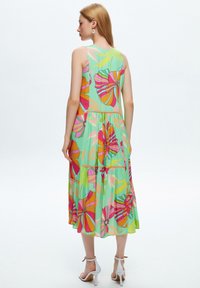 adL V NECK PATTERNED LONG  - Freizeitkleid - patterned nile green