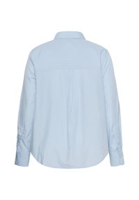 Chemise bleu clair à manches longues avec des boutons et de fines rayures verticales, vue de dos sur fond blanc.