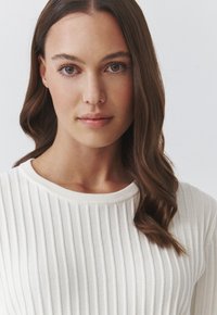 TATUUM BAZO - Lihtne T-särk - off white