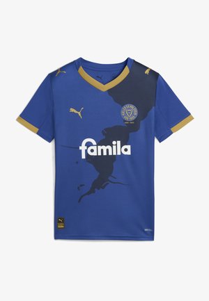 Blå sportstrøje med V-hals, gyldne detaljer og grafisk design i mørkeblåt. Har "famila" logoet og et klubemblem. Fremstillet af åndbart materiale.