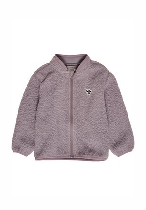 Veste polaire mauve douce avec fermeture éclair intégrale à l'avant et petit logo en forme de cœur noir et blanc sur la poitrine gauche.