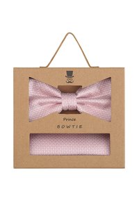 Rosa gewebte Fliege, die in einer transparenten Verpackung mit einer Kartonrückseite präsentiert wird. Sie verfügt über einen Griff und bedruckte Details.