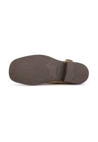 Suela de zapato de goma marrón con una superficie texturizada, punta redondeada y un ligero tacón. Presenta un diseño liso y plano con un mínimo de detalles.