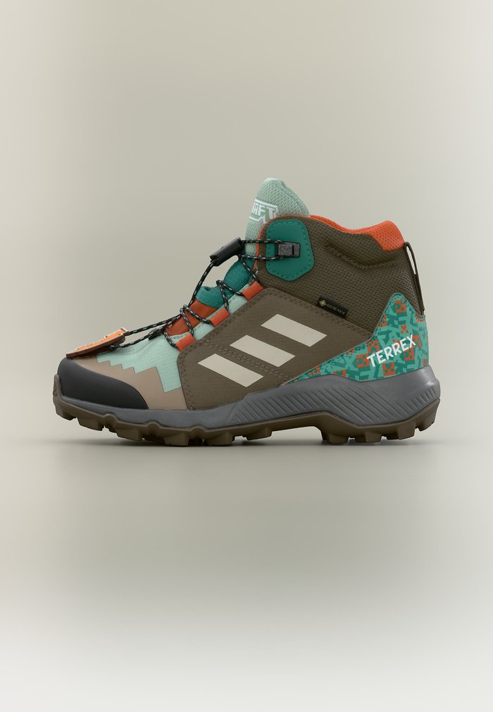 adidas MID GTX MINECRAFT UNISEX - Zapatillas de senderismo - hazy green/alumina/earth strata