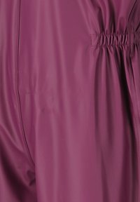 Bourgogne justerbar talje jumpsuit med en glat, skinnende stof med en let glans og samlingdetaljer i taljen for en afslappet pasform.
