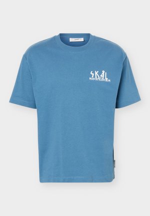 T-shirt bleu à manches courtes avec texte blanc « SKÅL MARCOPOLO DENIM » sur le haut gauche de la poitrine, col rond et étiquette latérale.