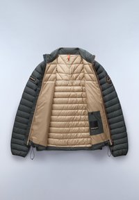 Donsjack met een donkergroene buitenkant en een beige voering. Bevat een doorgestikte patroon, ritssluiting aan de voorkant en een binnenzak met een drukknoopsluiting.