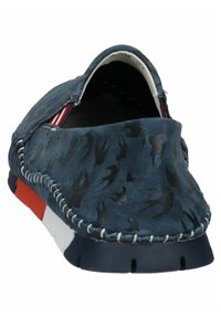 Blauwe instap schoenen met zwart veerpatroon, leren bovenwerk met textuur, witte en rode accenten, en contrasterende gestikte details.