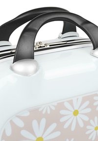 Maleta rígida con un acabado blanco brillante, asas curvas negras, cremallera suave y un panel rosa con margaritas blancas y centros amarillos.