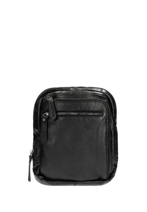 Compact zwart leren crossbodytas met voorvak met rits en zilverkleurige hardware, eenvoudig en glad textuurontwerp.