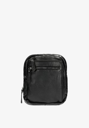 Kompaktowa, czarna skórzana torebka na ramię z przednią kieszenią na zamek i srebrnymi elementami, o prostym i gładkim designie.