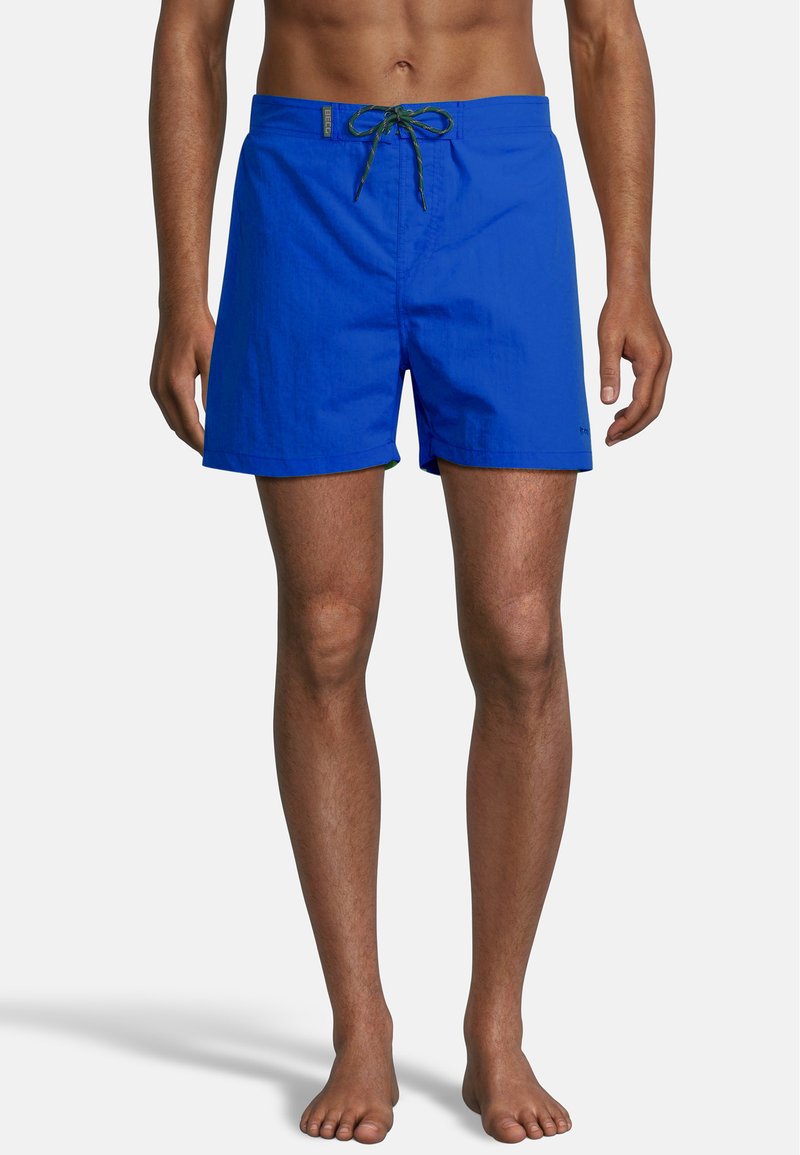 Shorts de bain bleus en matériau léger. Dotés d'une taille élastique avec un cordon de serrage vert et d'une coupe décontractée.
