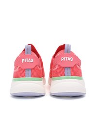 Sneaker a reticolo rosso con una suola bianca e verde, caratterizzate da un tab sul tallone rosa con la scritta "PITAS" e un accento lavanda sul tab di estrazione.