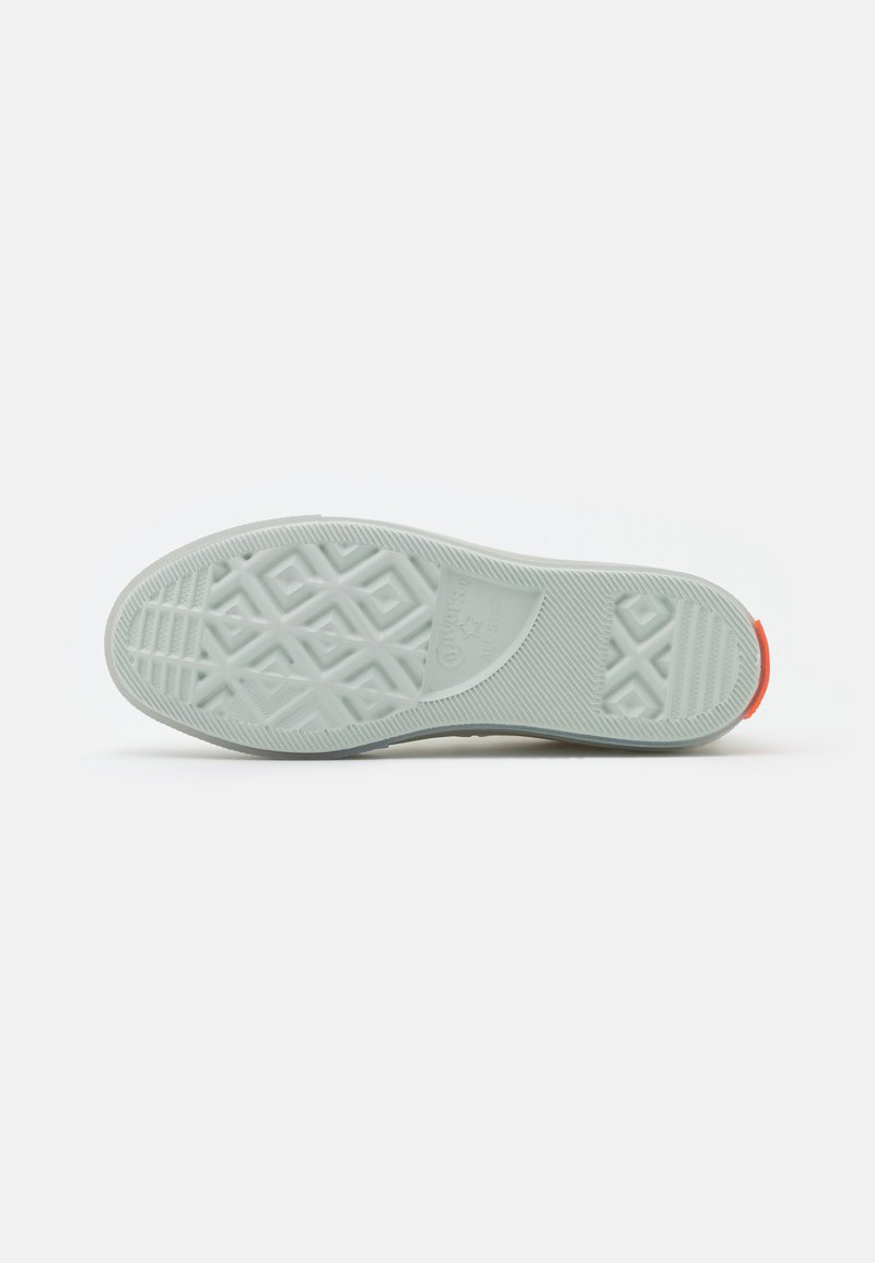 stretchy converse shoes