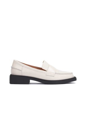 Witte leren loafer met zwarte zool en lage blokhak, met een gestikte band over het bovenste deel.