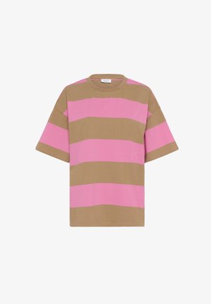 Majica kratkih rukava sa širokim horizontalnim trakama u ružičastoj i smeđoj boji te okruglim izrezom.
