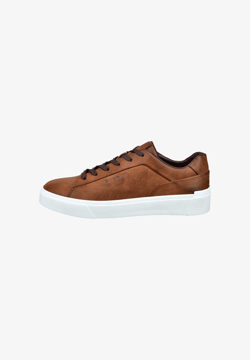 Baskets en cuir marron avec une surface texturée, lacets marron foncé et semelle en caoutchouc blanche. Logo sur le côté est embossé, design bas.