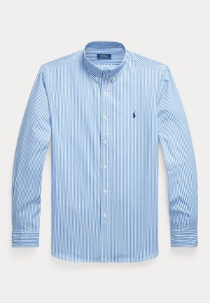 Chemise à manches longues à rayures bleues et blanches avec un col classique et un petit logo brodé sur le côté gauche de la poitrine.