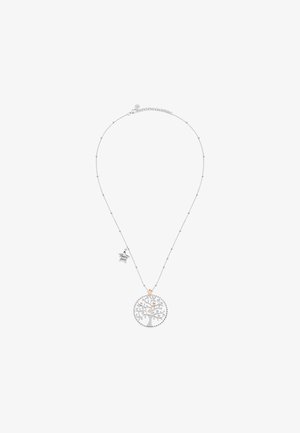 Collana d'argento con un pendente a forma di albero della vita circolare, con rami e cuori intagliati, e un piccolo charm a forma di stella con del testo.