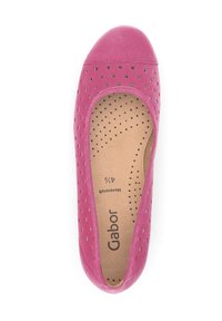 Roze suède platte schoen met geperforeerde bovenkant, ronde neus en beige binnenzool met het merk "Gabor" en maat 41 1/2.