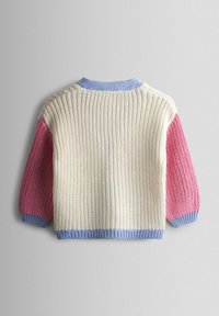 Pull en maille présentant un corps crème, des manches roses et des accents bleu clair sur le col et l'ourlet, avec une texture côtelée sur l'ensemble.