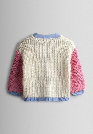 Strikket sweater med cremefarvet krop, lyserøde ærmer og lyseblå accenter på krave og kant, med en ribbet tekstur over det hele.