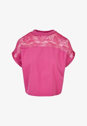Růžový top s krátkým rukávem a krajkovou aplikací na ramenech, s kulatým výstřihem a volným střihem. Hladký povrch a lehký materiál.
