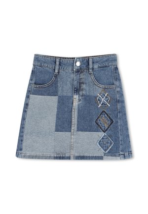 Jupe patchwork en denim avec poches avant, fermeture à boutons, passants de ceinture et trois patchs décoratifs en forme de losange sur le côté droit.