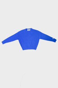 Pulover de culoare albastră, cu guler rotund, mâneci lungi, cu manșete și tiv ondulat, și etichetă albă "COLOURFUL REBEL" la gât și la mânecă.