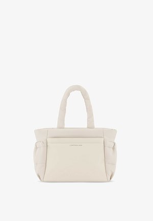 Beżowa torba tote o wyściełanym wzorze, z dwoma krótkimi uchwytami, przednią kieszenią i subtelnym logo marki. Miękka tekstura i minimalistyczny kształt.