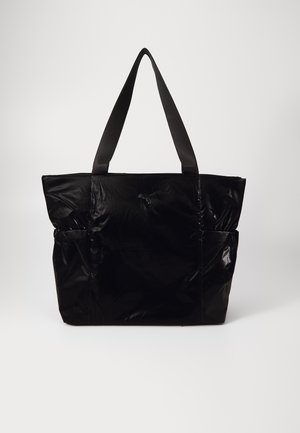 Zwarte tote bag gemaakt van glanzend materiaal, met een rechthoekige vorm, twee bovenhandvaten en twee zijvakken. Eenvoudig ontwerp met minimale accenten.